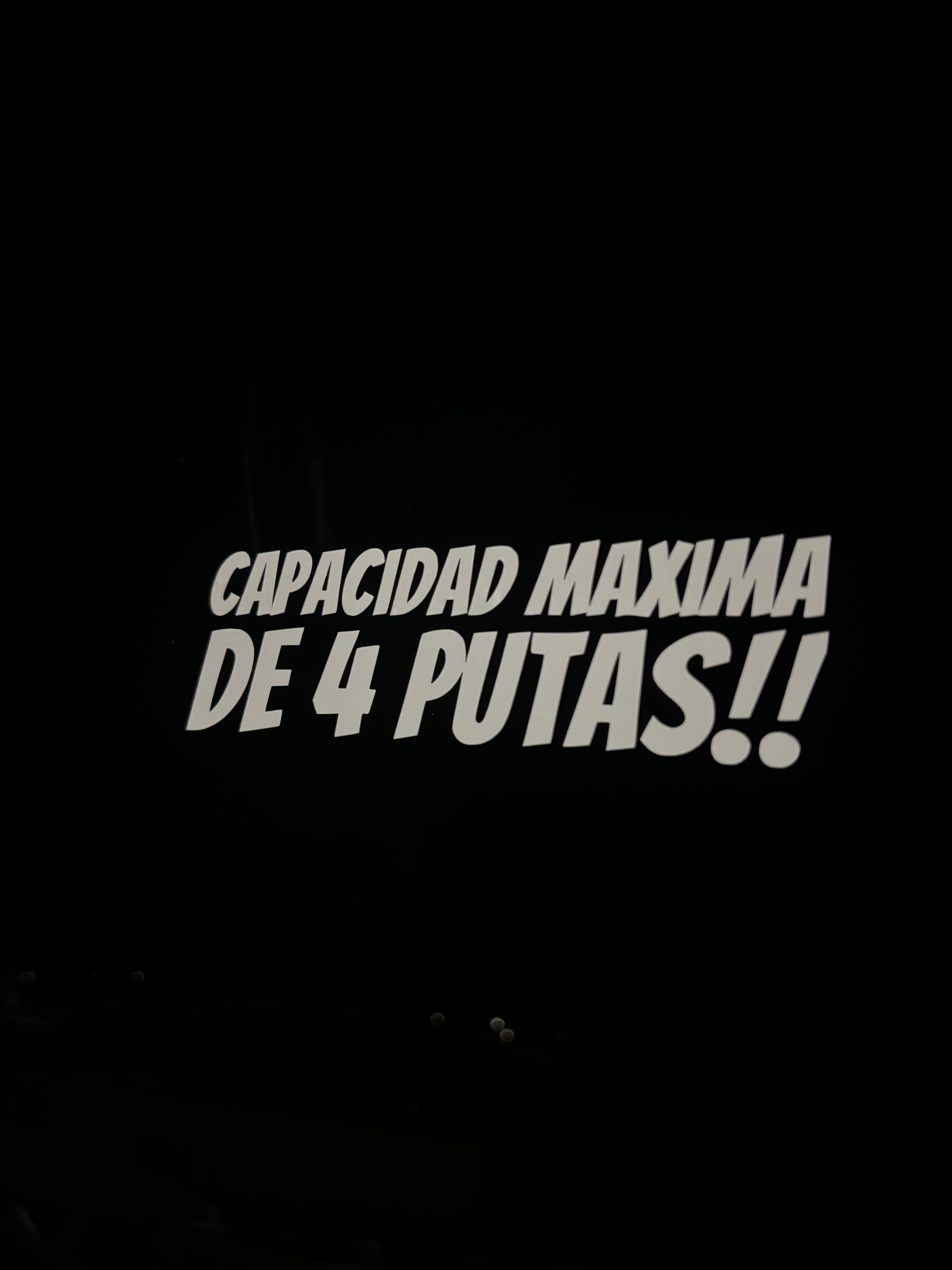 Capacidad maxima de 4 putas stickers