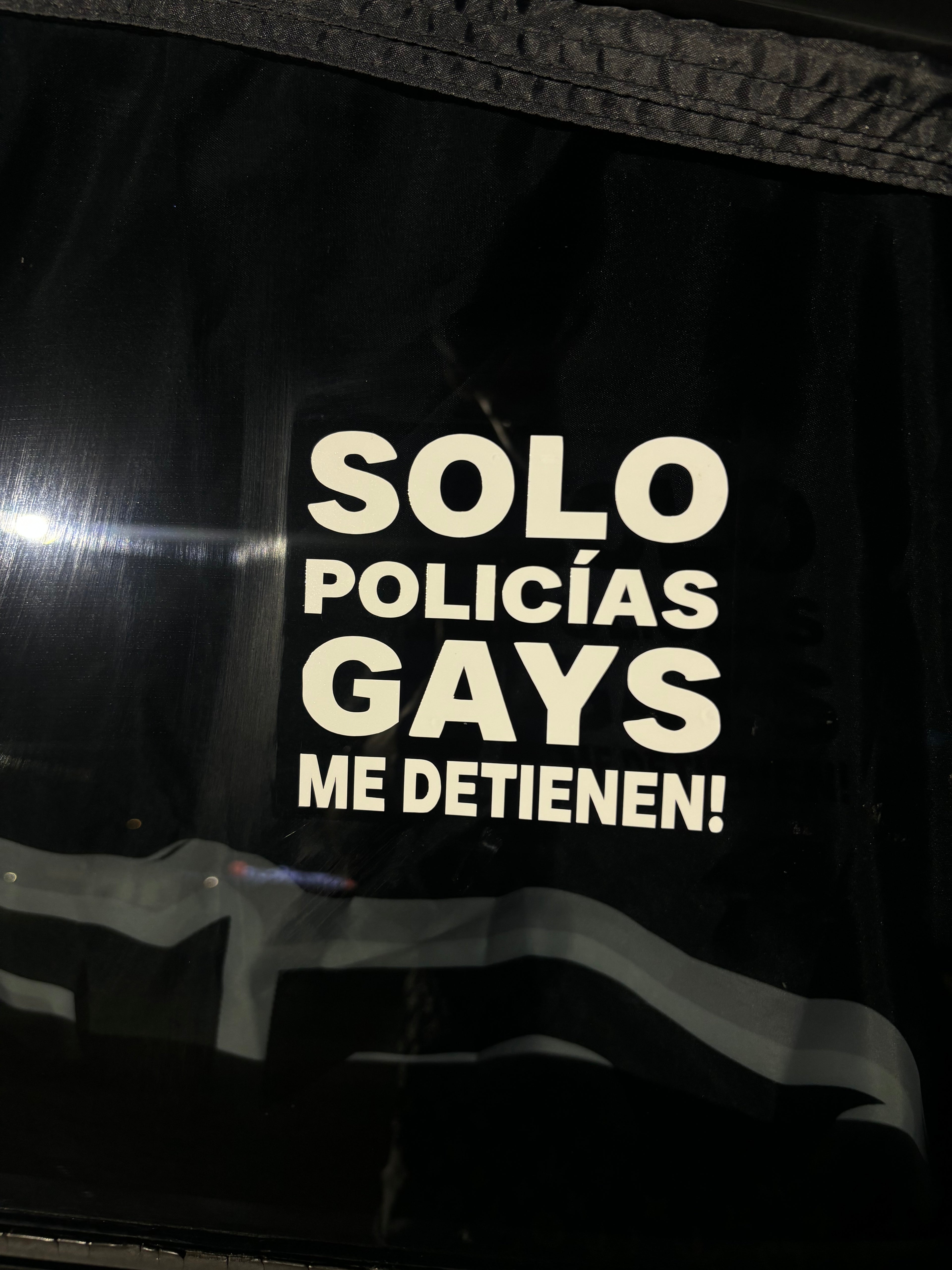 Solo policías gays me detienen 👮🏻‍♂️ sticker